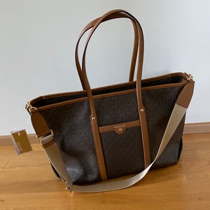 Michael Kors Tote Bag Large  - Helt ny brun äkta väska från Michael Kors med axelrem och handtag. Prislappen kvar. Köpt för 2700 kr. Säljer för 1400 kr plus frakt. 