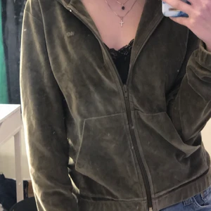 Grön zip up från 2000 - Jätte fin grön sammet zip up. Passar perfekt till lågmidjade jeans men även annat.