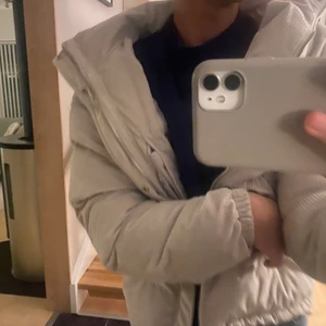 Zara jacka - Säljer denna så fina zara jag köpt förra året och är i så fint skick!!!💗💗💗 den är lite overizied men sitter så fint. Köpte den för ungefär 1500kr därav är den i väldigt fint skick.