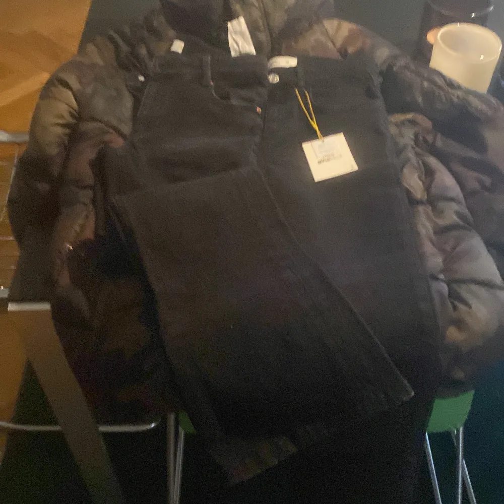 Tre par jeans från zara, vå par är oanvända, två par är raka, ett par är utsvängda . Jeans & Byxor.