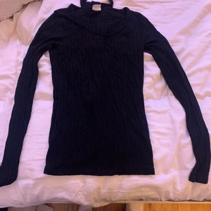 Svart tröja, med halskrage - Aldrig använd, svart tröja med halskrage