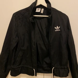 Adidas jacka  - Adidas jacka i tunt material 