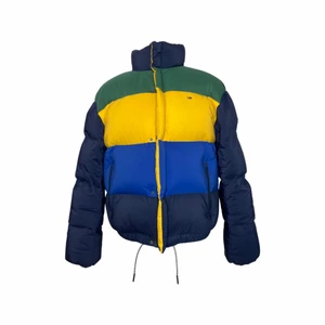 Tommy Hilfiger puffer jacka   - En snygg Tommy Hilfiger puffer jacka!   Produktinformation  Hög krage Stängning med dragkedja Sidofickor Muddar med resår Logga på bröstet Regular fit/normal passform Storlek M