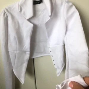 Vit skjorta  - Aldrig buren då den inte passade mig. Kort skjorta med knappar