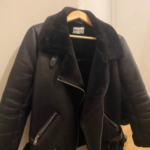 Bikerjacket frön NAKD - Säljer min bikerjacket som jag nyss köpt från en tjej härifrån. Jackan är jättefin och har en bra kvalité men säljer den för den är oversized och tyvärr för stor för mig. Jag är 153cm och    har storlek xs/s.