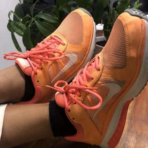 Nike skor - Orangea stilrena nike skor, passar perfekt till höstvädret👟🍁 