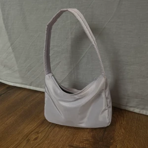 Lila väska  - Lila väska från Gina tricot, endast använd 1 gång✨🌸