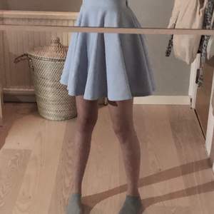 Söt ljusblå kjol köpt på en vintageavdelning i en secondhandaffär, storlek XS