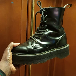 Åkta Dr marten med höga plåta - Säljer min åkta Dr marten Jordan max  plåta skor som är I mycket bra skick då dem hår lite scratch on both skorna. Skorna är användade några gånger och passar 37_ 38.Dem passar till alla årstider och bekväm att gå med. Finns fler bilder och bud I kommenterna 