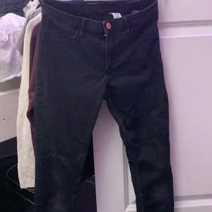 Svarta jeans  - Svarta jeans för barn 🖤