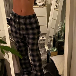 Rutiga byxor!  - Ett par sköna svart och vita byxor som aldrig använt pga av för många av dessa. Strl M och kommer från H&M! 