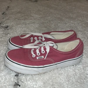 Vans Authentic Wine Red EU 38 - Vans Authentic i vinröd färg storlek 38, nypris 599kr, använd några fåtal gånger. Kan skicka fler bilder vid förfrågan. 