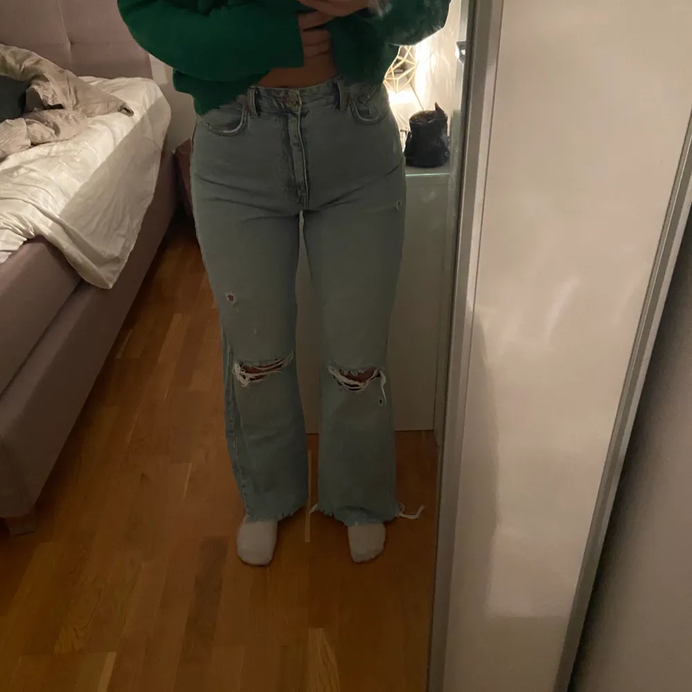 Zarajeans i storlek 42 som jag låtit en skräddare sy in så dom passar någon som har 38/40❤️‍🔥 skriv ett pm för fler bilder eller frågor, alla priser går oftast att diskutera vid snabbt köp💕. Jeans & Byxor.