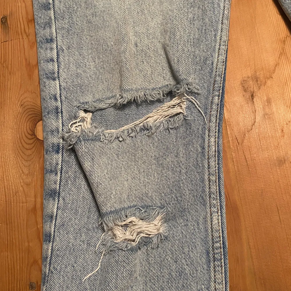 Ett par trendiga jeans från monki med hål på knäna och rosa text. Bra skick! . Jeans & Byxor.