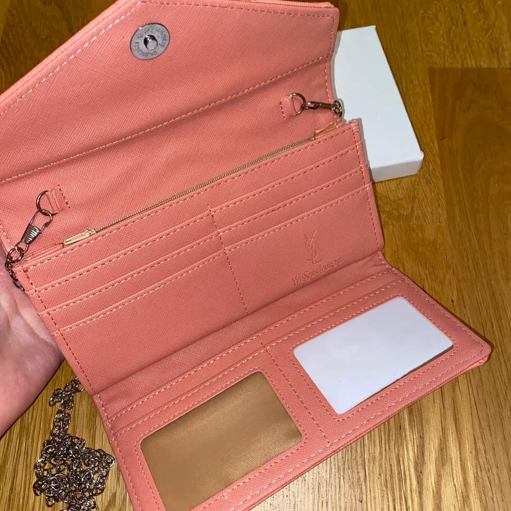 Inte äkta!! Fin väska i en härlig korall/rosa färg från Yves Saint Laurent🥰 250kr + frakt 66kr (spårbart)💞. Väskor.