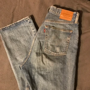 Levi’s ribcage jeans - Säljer mina älskade Levi’s jeans som nu blivit för stora tyvärr! Högmidjade, rymliga älskade byxor! 5 knappar som man knäpper byxan med! Storlek 30. Men skulle säga att dom passar en M/L. Jag är 36/38 och fick använda skärp på senaste tiden. 