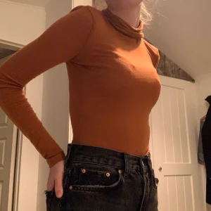 Orange långärmad T-shirt - Säljer då den inte kommer till andvändning längre. Hyfsat skick, lite nopprig. Därav det billiga priset. Hör gärna av dig vid frågor😻