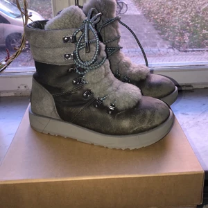 Ugg vinterstövlar  - Varma och sköna vinterstövlar, waterproof från Ugg.