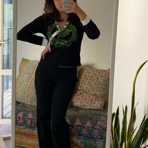 Långärmad tröja! - Långärmad tröja med tryck! Jag på bilden är M och tröjan är storlek S. Möts på söder annars står köparen för frakt på 45kr 🥰