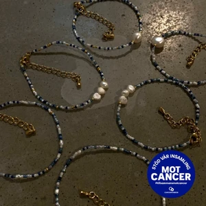 Armband med sötvattenpärlor YLEMFI UF - Vi är glada att kunna presentera vår pre access kollektion från kollektionen ”YLVA” - armband i 6 alldeles unika designs, HANDGJORDA! Varje design finns tillgänglig i silver och guld, dock bara ett exemplar styck! Sammanlagt säljs alltså 12 armband vid detta tillfälle. Priset är 129 kr styck varav 10 kr går till vår insamling mot cancer. Kontakta privat för mer information. Köparen står för frakt. Följ oss på Instagram: @ylemfi 