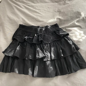 Volang kjol - Helt oanvänd (bara testad) svart volang kjol från Shein i storlek S. Väldigt fin och i bra skick!! Tyget är i väldigt bra kvalitet och inte genomskinlig. |Nypris: 80kr|                     Skriv för intresse🤍