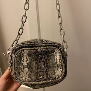 Cool grå väska - Cool grå omskinsmönstrad väska som tyvärr inte komma till användning. Använd några gånger. Frakt tillkommer 