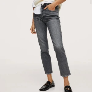 Gråa midrise jeans! - Säljer dessa gråa midrise jeans från mango! Använda en gång därför i nyskick! 💕 Kom privat för fler bilder eller mer info! De passar som ett par vanliga jeans för någon som är cirka 1,60.