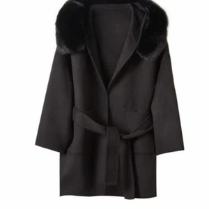 Lara svart kappa - Pälsen är äkta, den är väldig varm & inte använt pga av att den va för stor på mig. 