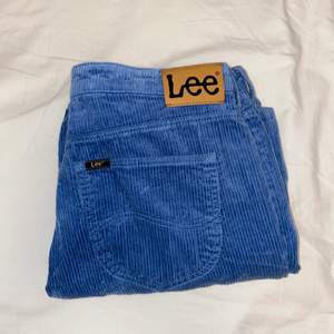 ”Wide Leg” byxor från Lee i Manchestertyg. Använda endast en gång. Midjemåttet är ca 89-90cm 