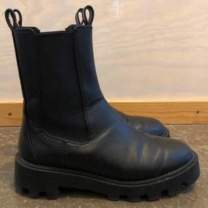Svarta boots från H&M i storlek 36