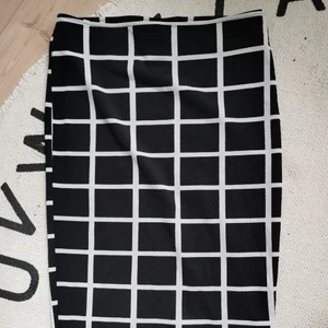 Knälång tight kjol storlek M - Knälång tight kjol i storlek M. Fint använt skick. 