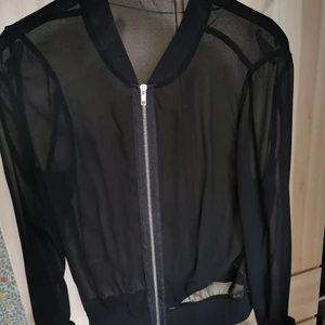 Tunn tröja/blus strl 36 - Tunn tröja med dragkedja från gina tricot i storlek 36. Använt skick.                                            Köparen står för eventuell frakt, skickar med billigaste alternativet eller annat enligt önskemål ☺️