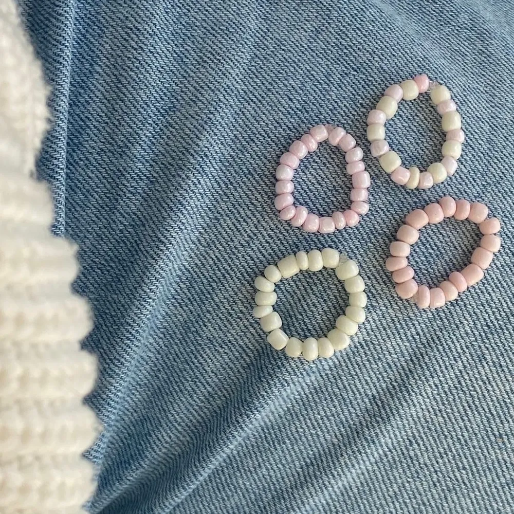 Superfina handgjorda pärlringar 🤍 gjorda på elastisk tråd och storlek får man välja själv 😊 30kr styck, 12kr 🪴 Förl gärna mitt smyckes insta : emmaaprilias. Accessoarer.