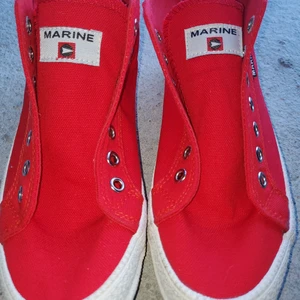 Röda sneakers från Marine - Säljer röda sneakers som är använda ett par gånger. Har ganska många skor hos mig därför så vill jag bli av med några. De här snearkers är så bekväma och har bra kvalité på sig. Köparen står upp för frakten. 