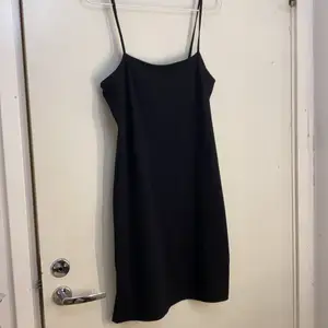 Oanvänd svart klänning från H&M. 
