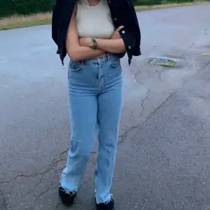 Ett par långa highwasted zara jeans i perflet blå färg! Frakt står du för💘 mycket bra skick 