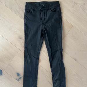 Skinbyxor från vila! - Supersnygga svarta skinnbyxor som tyvärr inte passar längre. Inte använda så jättemycket. 