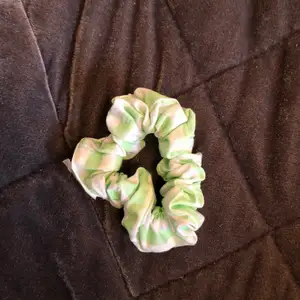 Grön/ vit randig shrunchie. Från zara. Nästan aldrig använd.