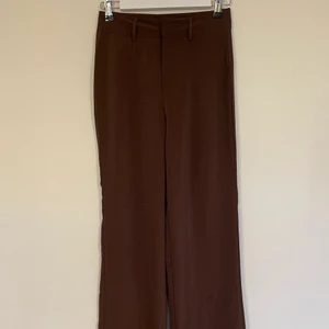 Bruna kostymbyxor Strl XS - Oanvända kostymbyxor i brun färg och lös passform. Frakt ingår🥰