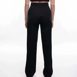 Svarta Kostymbyxor - Svarta kostymbyxor   Storlek: Skulle beskrivas som S Pris: 199kr Skick: Bra Modellen på bilden är 165cm För mer bilder och information, skicka DM Betalning sker via Swish Kunden betalar frakt