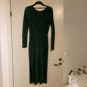 Långklänning, S - Mörkgrön långklänning från Gina Tricot, strl S. I fint skick. En liten noppa som knappt syns (bild 3).