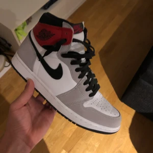 Air Jordan 1 - Jordan 1 smoke grey, använda 2 gånger så i nyskick. Storlek 42.5