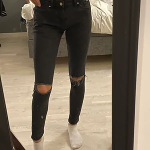 Karve W29 - Nypris 700kr. Karve svarta jeans oanvända. Säljer på grund av att de var för små. Herrstorlek men bra passform eftersom de är skinny.