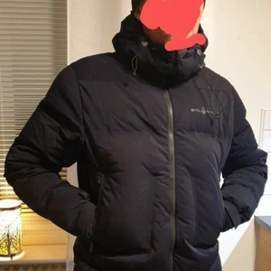 Äkta Sail Racing dunjacka,  - Äkta Sail Racing dunjacka, stl M         Säljes billigt, rensar ut hemma så MÅNGA annonser G👍. Så söker du något speciellt (märkeskläder, smik, parfym, jackor,skor mm ett mess. Flera bilder finns att få.🌸 💌                                                                                                         Postas över hela Sverige, helst med rek. post för bådas säkerhet.