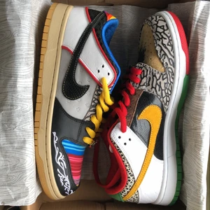 Nike Sb Dunk ”what the paul” - Säljer ett par Nike Sb Dunk what the paul skor som är nästan helt nya, använda en enda gång inomhus. Kan mötas upp i Stockholm, helst i Täby men skulle också kunna tänka mig att frakta skorna men då står köparen för frakten
