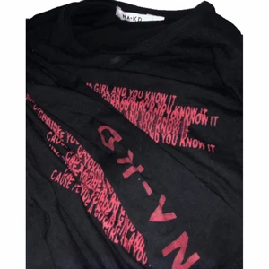 Svart tröja med röd text - Svart tajt långärmad tröja, med röd text från NA-KD. Säljer pga att jag inte använder denna längre, dock i bra skick. Pris kan diskuteras!