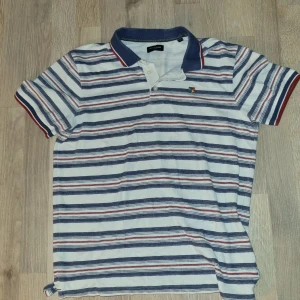 Pikétröja med blåa/röda/vita ränder - Väldigt oanvänt skick med bra passform (kund får betala frakt själv om det så önskas)