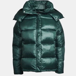 Bikbok jacka - Säljer den här populära och superfina jackan från bikbok. Den är mycket bra skick utom en liten defekt på ”hängaren” (se sista bild)💓.                                               