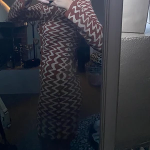 Klänning - Jättejättesöt klänning med ett unikt brunvitt mönster. Köpt på ASOS, helt nytt skick aldrig använd😊