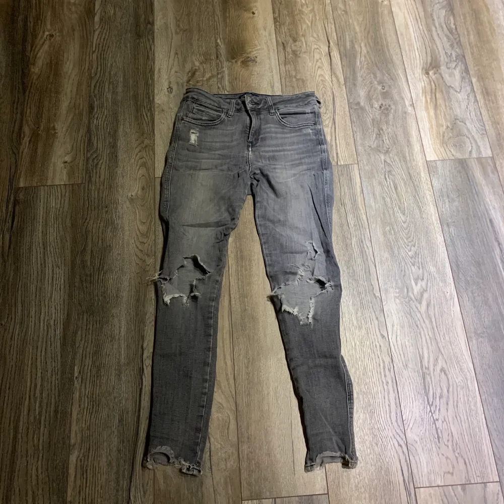 Säljer dessa jeans från Zara i storlek 34. De har gått sönder vid sidorna, men det syns knappt, kan mötas upp och frakta men köparen får själv stå för fraktkostnaden! 🤍 (Endast seriösa köpare!) . Jeans & Byxor.